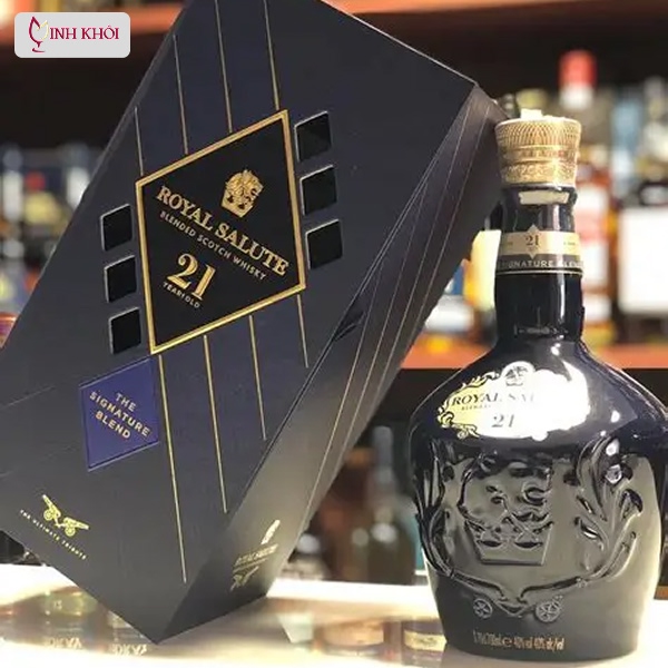 Ly Chivas 21 với màu vàng hổ phách, ánh sáng phản chiếu