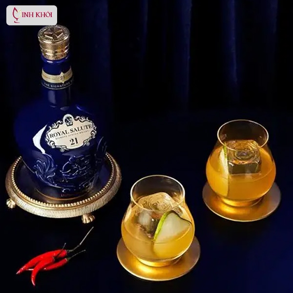 Người thưởng thức Chivas 21 với ly rượu trên bàn