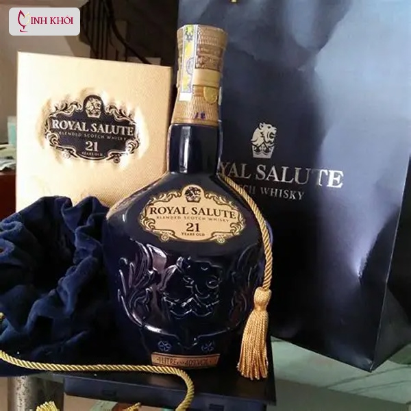 Chai Chivas 21 Royal Salute đặt trên bàn sang trọng