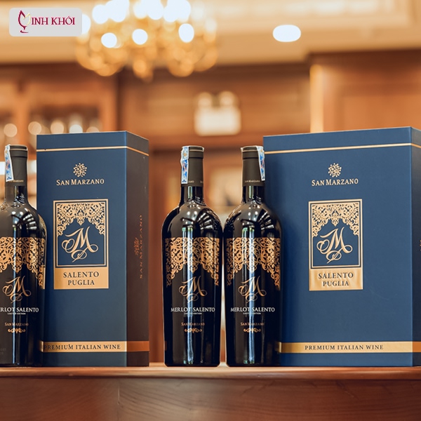 Chai rượu vang và champagne cao cấp trên bàn tiệc