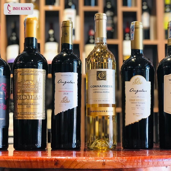 Kệ rượu ngoại Minh Khôi với nhiều loại và tem nhập khẩu đầy đ