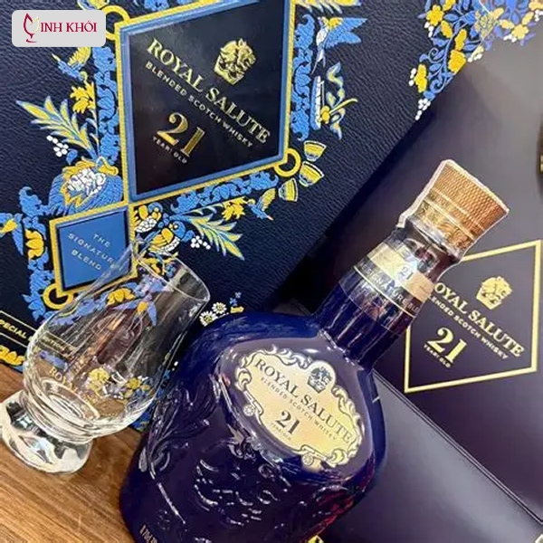 Kiểm tra chai rượu ngoại trước khi mua, chú ý tem và nhãn mác